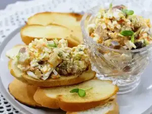 Закуска з оселедця, моркви, яєць і плавленого сиру