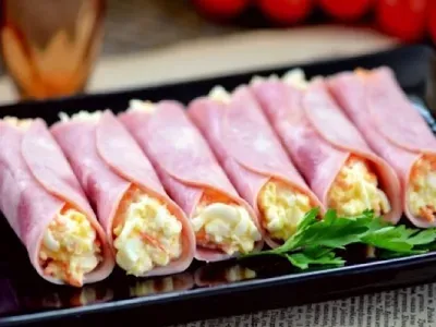 Фото: Закуска з шинки, сиру та корейської моркви