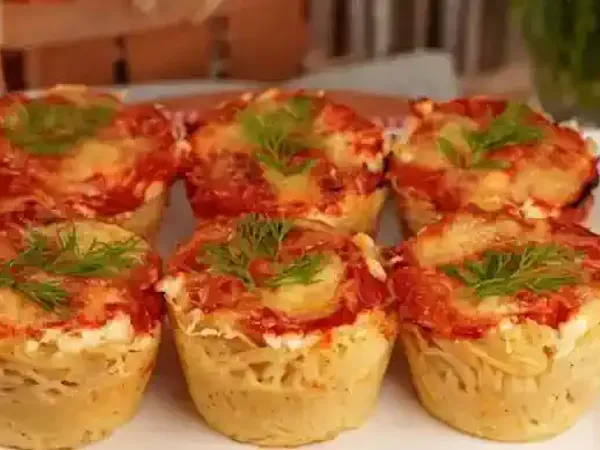 Фото: Закусочні мафіни з беконом, сиром і спагеті