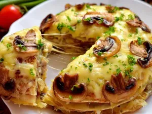 Млинцевий торт з грибами та сиром