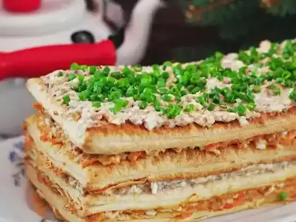 Закусочний торт із консервованою рибою