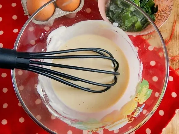 Фото: Заливне тісто на кефірі без дріжджів для пирога