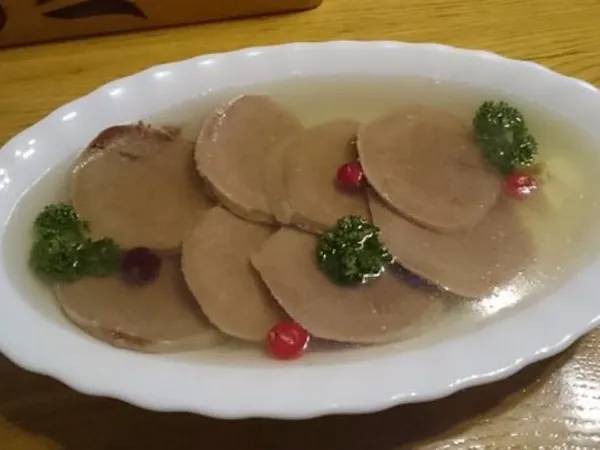 Фото: Заливне з яловичого язика