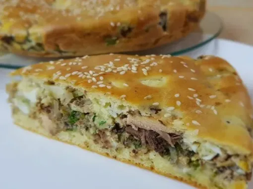 Фото: Заливний пиріг з тунцем, яйцями та зеленою цибулею