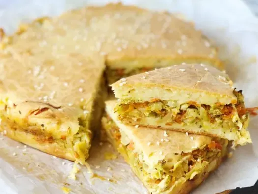 Заливний пиріг з тушкованою капустою на кефірі