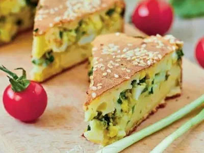 Фото: Заливний пиріг на кефірі з зеленою цибулею та яйцями