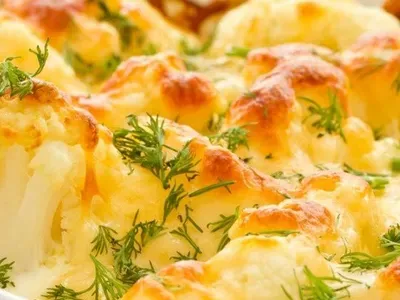 Запечена цвітна капуста зі сметаною та сиром