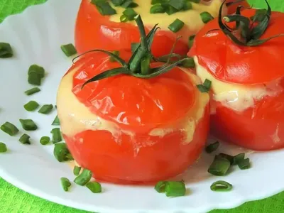 Запечені помідори з яйцем у мікрохвильовці