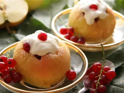 Запечені яблука з кисломолочним сиром та родзинками