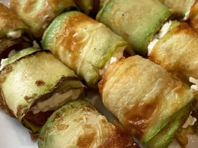 Запечені рулетики з кабачків з курячим філе