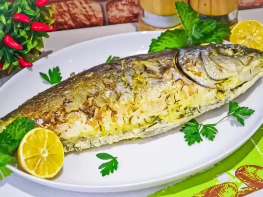 Тунець запечений у фользі зі сметанним маринадом