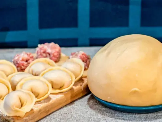 Заварне тісто для пельменів на окропі з яйцем