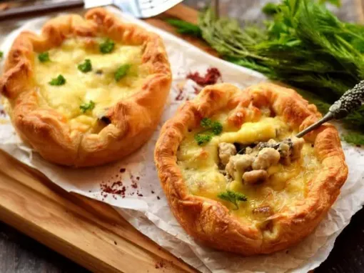 Фото: Жюльєн з куркою, грибами та сиром в листковому тісті